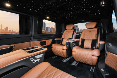 2 x LUXURY SEATS &ndash; 2 x SINGLE SEATS
This seat combination allows you to enjoy the comfort of the 2 luxury seats without sacrificing the storage space for the table, which can be perfectly stowed between the two opposing V-class seats. Whether for family trips or business trips, you can't go wrong with this variant.